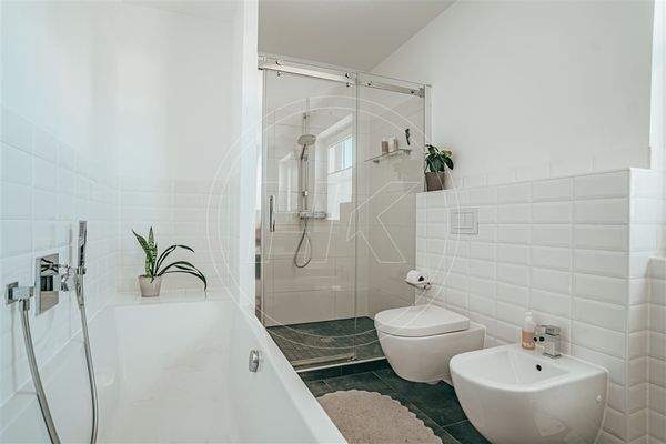 ...mit Dusche und Badewanne