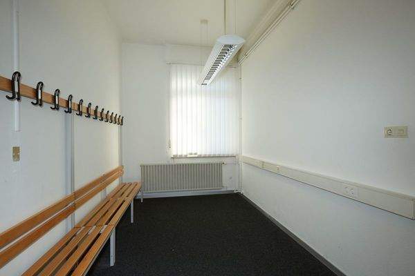 Umkleide Damen/Büroraum