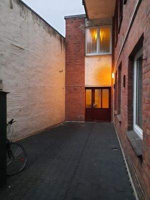 Hauseingang-Hof zu Obergeschoßen.jpg