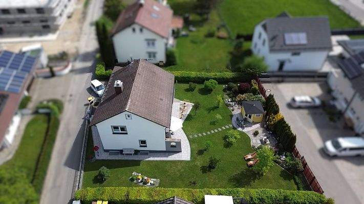 Außenansicht West mit Gartenhaus