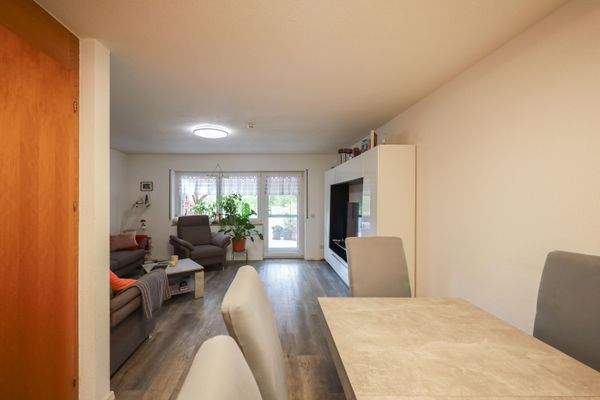 Essbereich mit BLick ins Wohnzimmer