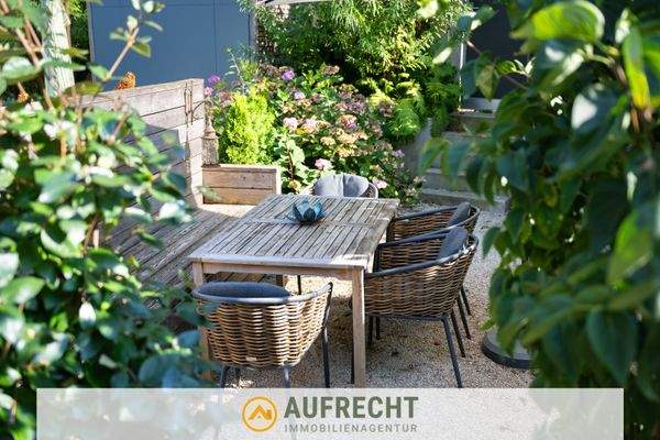 traumhafter, sonniger Garten