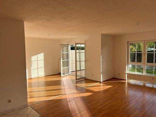 Wohnzimmer mit Essen