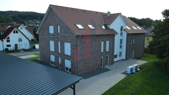 Der Eingangsbereich mit Carport