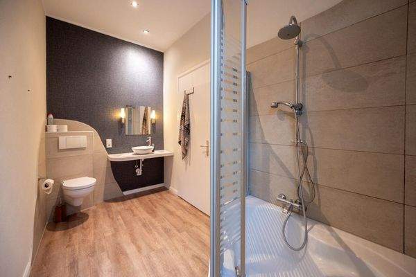 Tageslichtbad mit Dusche