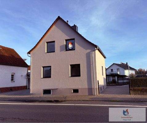 Aussenansicht Straße und Hofeinfahrt