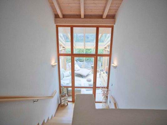 Treppe mit Blick in den Wintergarten