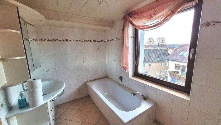 modernes gut ausgestattetes Bad im OG