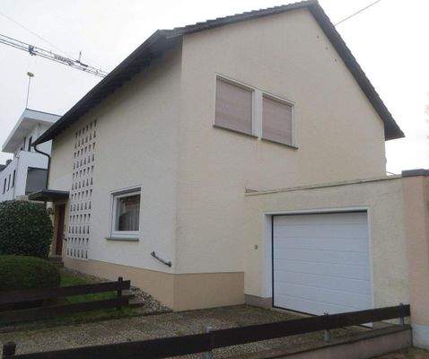 Seitenansicht mit Garage