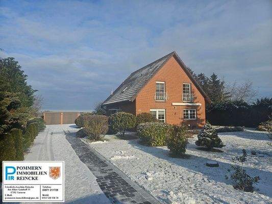 Zufahrt, Garagen und Haus.jpg