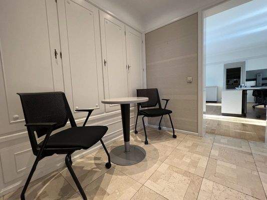 1.OG Wartebereich + Gäste-WC*