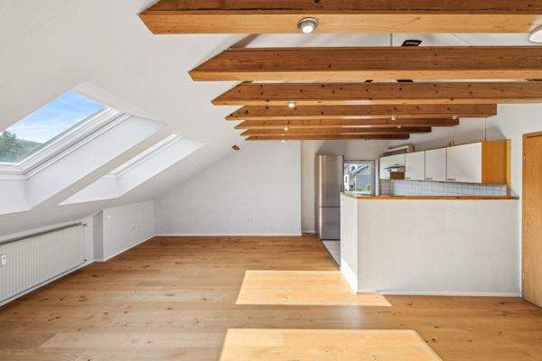 Wohn-Esszimmer mit Küche im Dachgeschoss