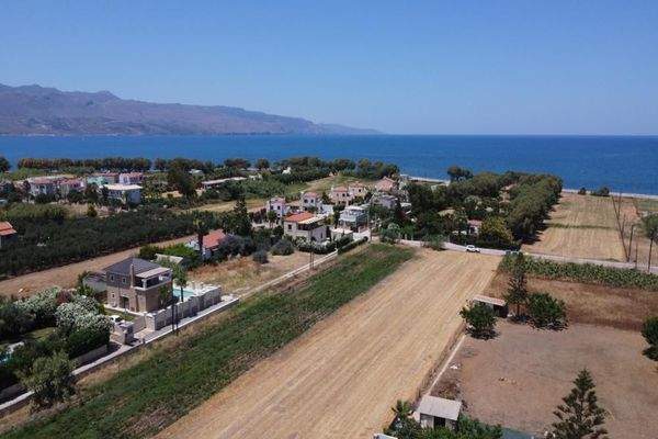 Kreta, Tavronitis: Ausgezeichnetes Grundstück in Meeresnähe zum Verkauf