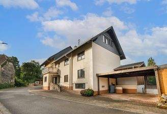 Vorderansicht mit Carport