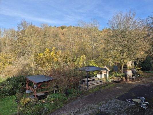 Aufenthaltsbereich vor dem Gebäude