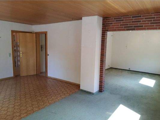 Wohnzimmer OG1 mit Blick zu Küche und Eingangsflur