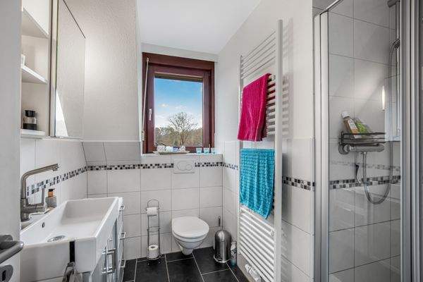 Modernes Duschbad mit Tageslicht