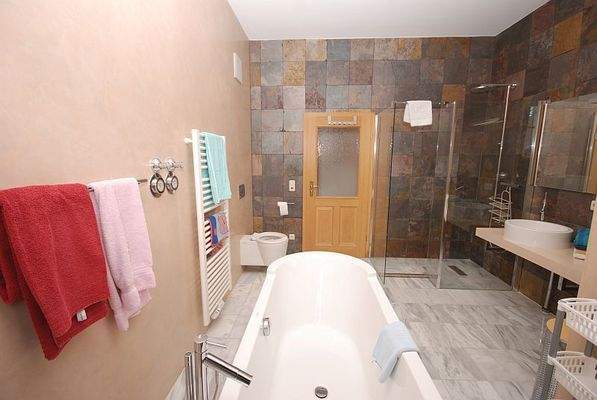 4-Zimmer-Ferienwohnung-AW5-2-011-bad 1 2.jpg