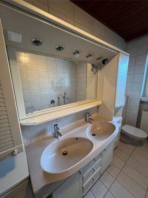 Einbauschrank mit Doppelwaschbecken