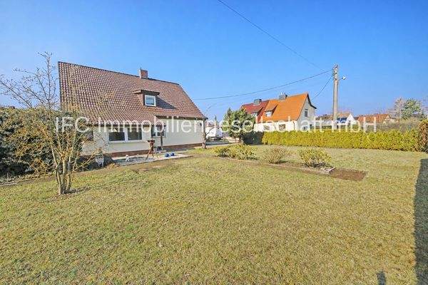 Hausansicht / Grundstücksseite