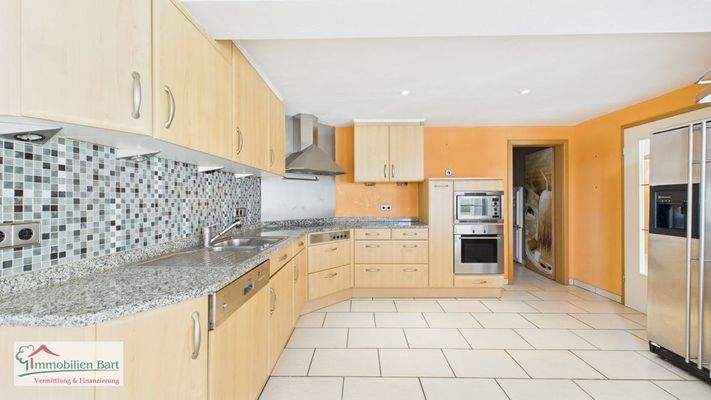 EG - Küche mit Zugang zum Abstellraum