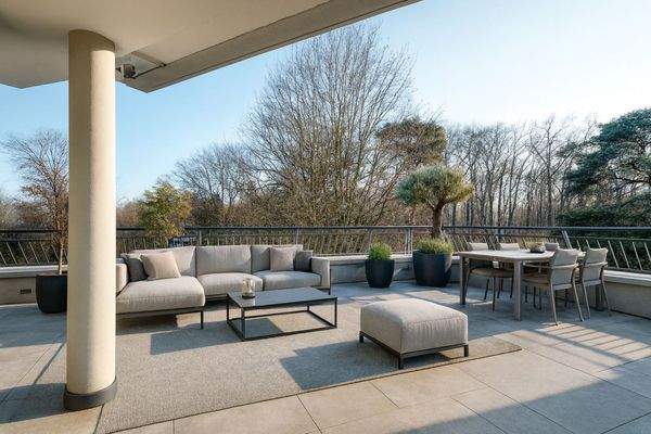 Großzügige Terrasse der oberen Penthouse-Ebene mit beeindruckendem Blick über die Baumkronen - Visualisierung