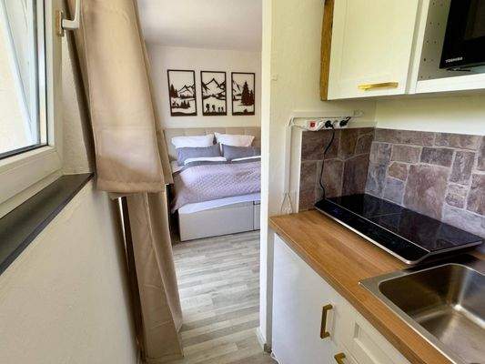 Blick von der Küche in den Wohnbereich