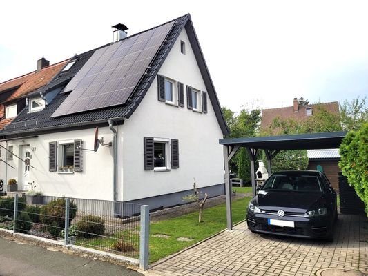 Hausansicht mit Carport