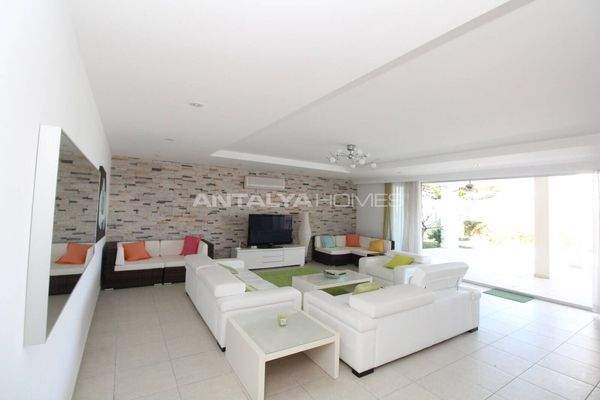 4-Bedroom Triplex Villa with Pool in Antalya
