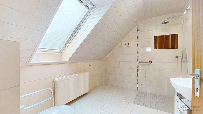 Badezimmer Dachgeschoss_defurnished