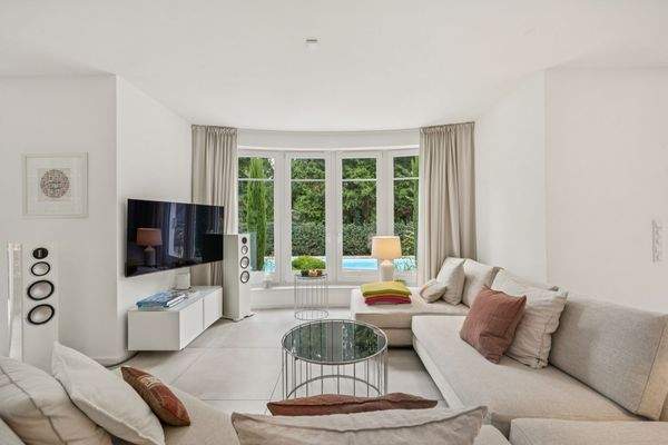 Wohnbereich mit Blick zum Pool