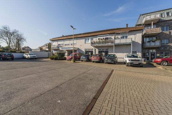 Rückansicht VR-Bank und Spielhalle