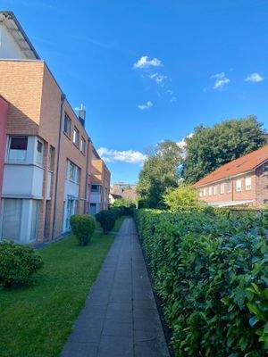 Seitlicher Zugang zum Eingangsbereich des Hauses