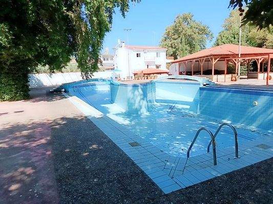 Kreta, Vryses: Wohngebäude mit Pool und Bergblick zu verkaufen – Ideale Investition im Apokoronas!