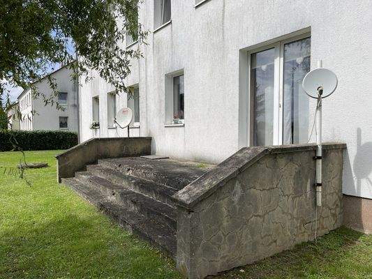 10 Haus 2 Straßenseite mit Eingang zum vormaligen Ladengeschäft