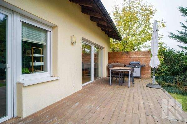 Davor: Die große Terrasse mit...