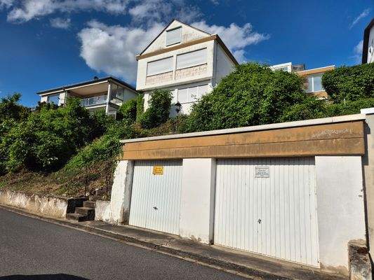 Garagen und Rückseite