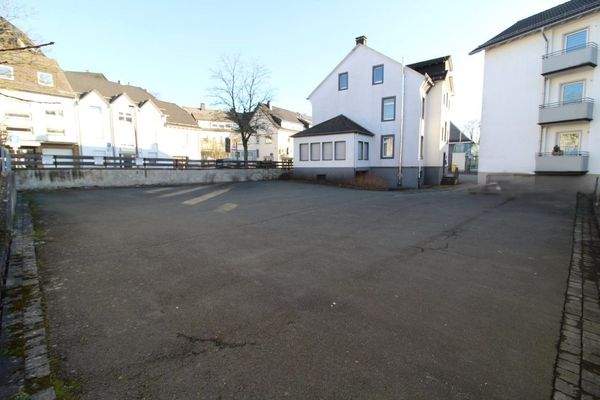 Rückansicht / Stellplätze