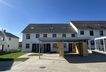 Hausansicht mit Carports