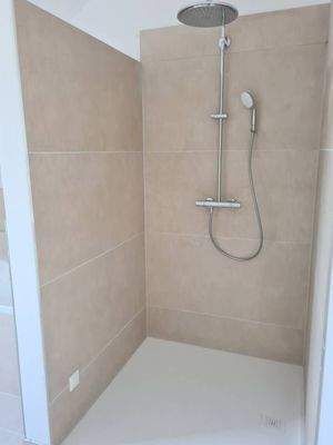 Geräumge, ebenerdige Regendusche