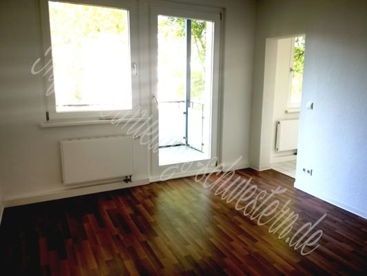 Wohnzimmer mit Balkon und Zugang HW Raum