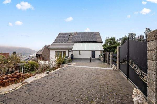 Blick vom Hof zum Haus mit Terrasse