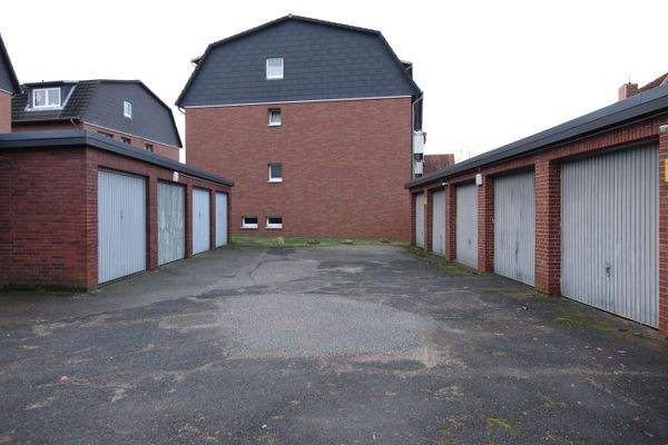 Einzelgaragen mit Elektro Tor.JPG