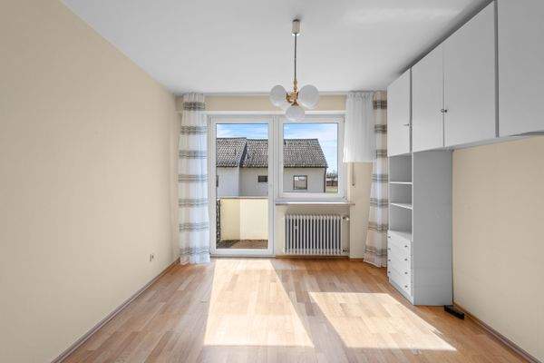 Schlafbereich mit Zugang zum sonnigen Balkon