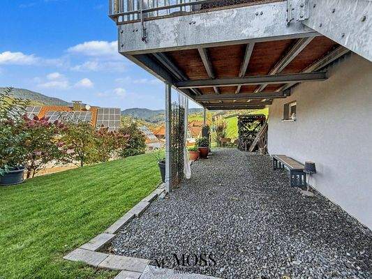 Terrasse unter dem Balkon