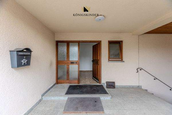 ...großer überdachter Eingangsbereich...