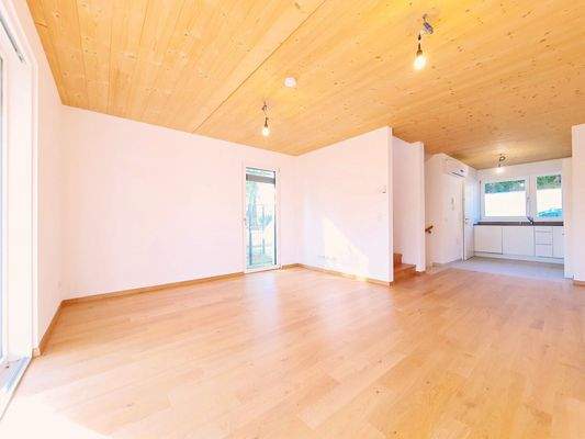 geräumiges Wohnzimmer