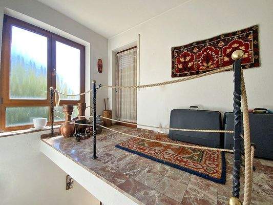 Zugang zu Wohnung und Balkon