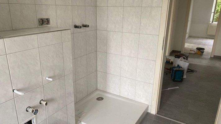 Bad mit Wanne und Dusche Bild 3.jpg