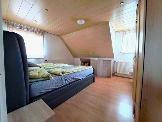 9 OG_ Schlafzimmer.jpg